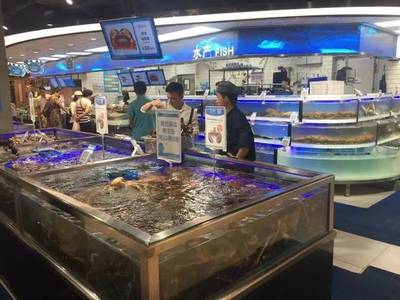 當(dāng)墨鏡辣妹在盒馬大戰(zhàn)龍蝦精章魚怪 一場荒誕又鮮活的都市寓言